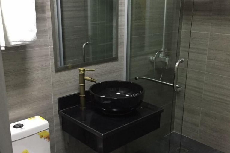 Bathroom, Huangshan Aiwei Theme Hotel, Huangshan