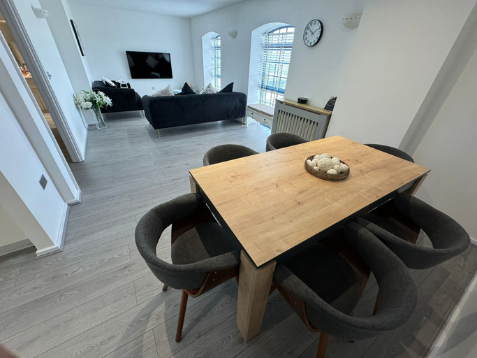 Others 5, Luxury Loft Style 2 Bed Apartment Next to Excel/o2, London