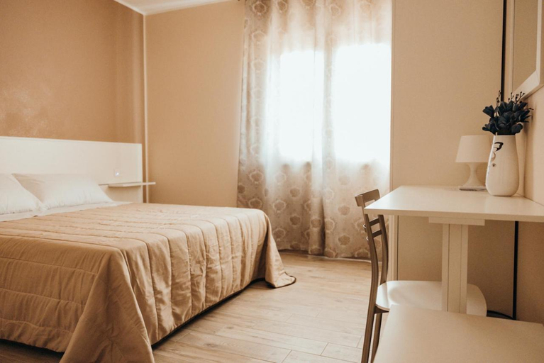 Bedroom 2, AFFITTACAMERE MIRA SINNI, Potenza