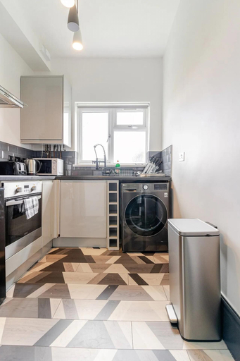 Others 3, Captivating 2-bed Apartment in Birmingham, Birmingham