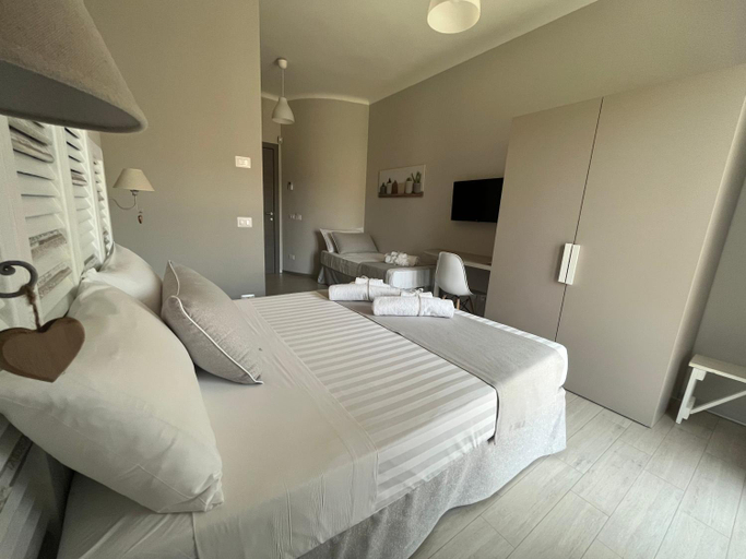 Others 4, B&B L’ALTRAMURGIA, Bari
