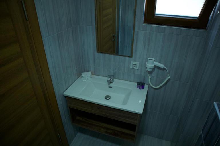 Bathroom, Troilus Park House, Eceabat