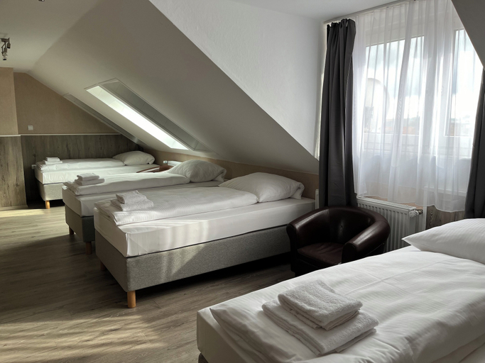 Bedroom 3, Skyline Hotel, Region Hannover