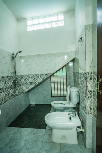 Bathroom 3, Spacious 4-bed Apartment in Katugastota, K.F.G. & G. Korale