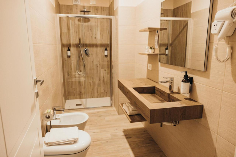 Bathroom 5, AFFITTACAMERE MIRA SINNI, Potenza