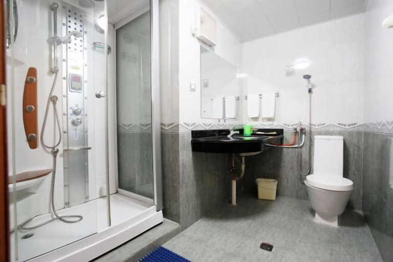 Bathroom 4, Fuli Zonghe Service Center, Beihai