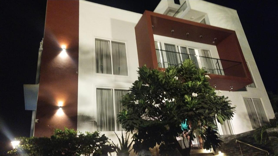 Exterior 5