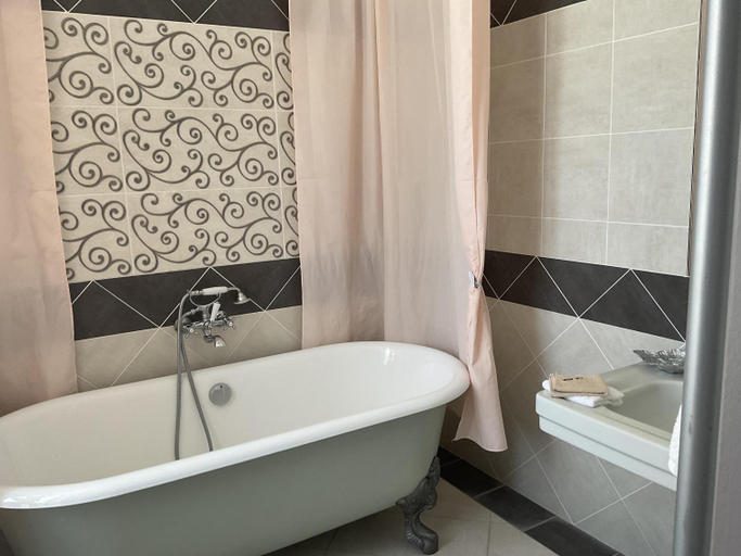 Bathroom 3, Chateau Tout Y Fault, Allier