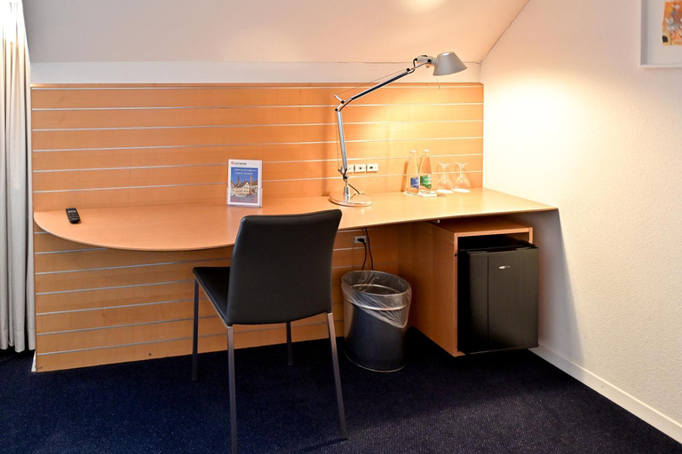 Others 4, Hotel Zofingen, Zofingen