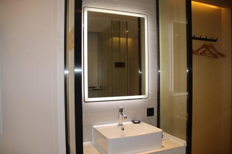 Bathroom 4, Huanyu Prestige Hotel (Lingshan People's Hospital), Qinzhou