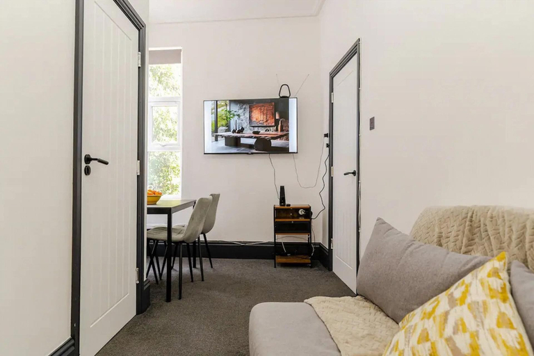Others 4, Captivating 2-bed Apartment in Birmingham, Birmingham