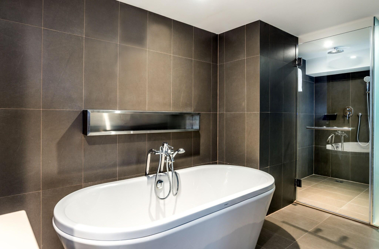 Bathroom 4, Hilton Garden Inn Bangkok Silom, Bang Rak