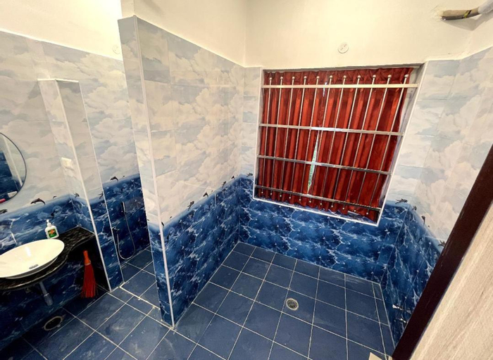 Bathroom 18