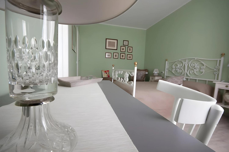 Others 4, Alla Scaletta - Stanze con Bagno Privato e WiFi a Pochi Passi dal Duomo, Modena