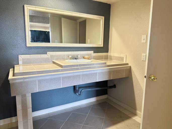 Bathroom 3, Regency Inn Fresno, Fresno