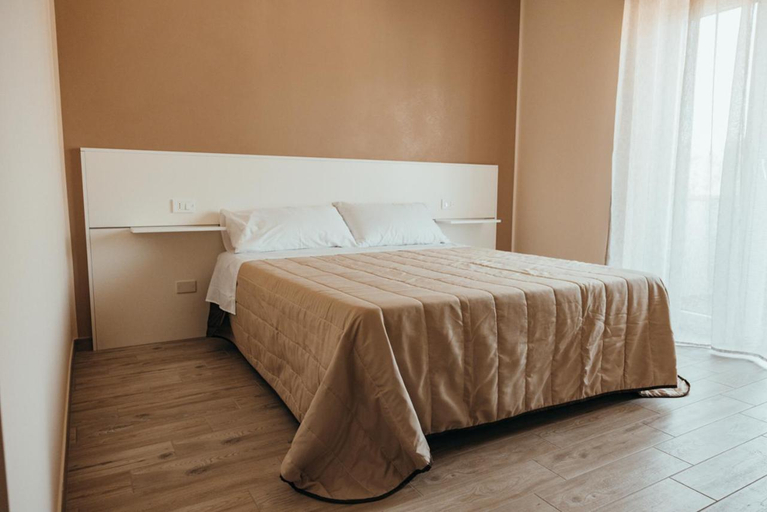 Bedroom 4, AFFITTACAMERE MIRA SINNI, Potenza