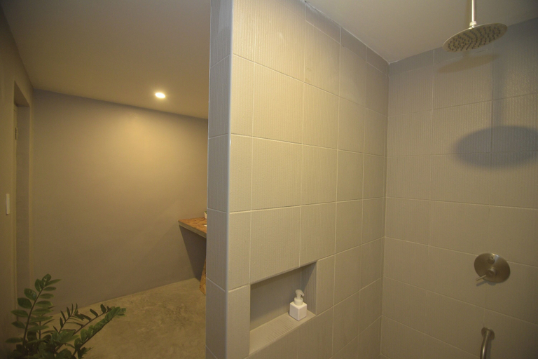 Bathroom 4, Mosaic Liwliwa Hotel Near Beach