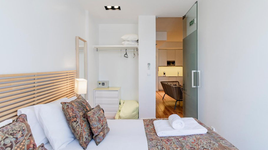 Bedroom 2, Fernandes Tomas 424 by LovelyStay, Porto