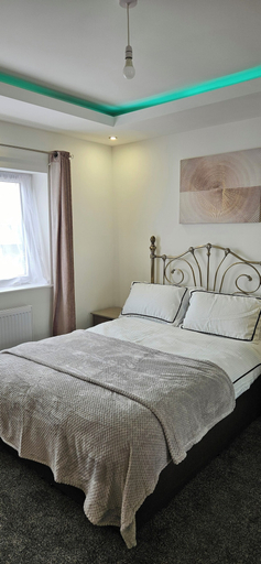 Bedroom 3, Citrine Suite - Sleeps 8 With Parking, Stoke-on-Trent