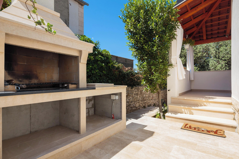 Property grounds 2, Impeccable 3-bed House in Supetar, Supetar