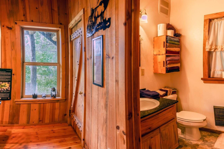 Bathroom 4, Sun Mountain Ranch Bunkhouse - Near Crater Lake, Klamath