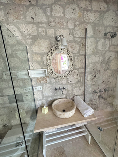Bathroom 5, Leonidas Otel, Çeşme
