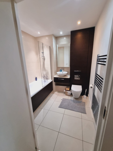 Bathroom 2, Stunning 2-bed Apartment in London, London