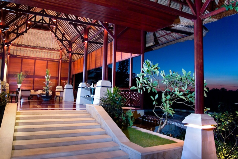 Exterior & Views