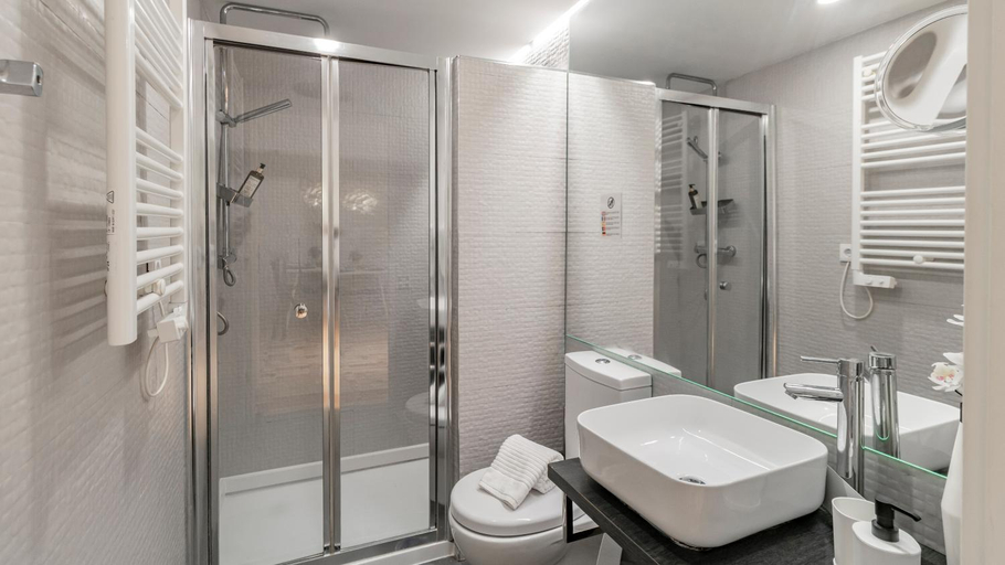 Bathroom, Fernandes Tomas 424 by LovelyStay, Porto