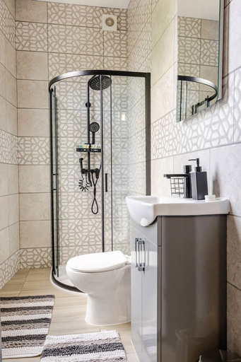 Bathroom, Captivating 2-bed Apartment in Birmingham, Birmingham