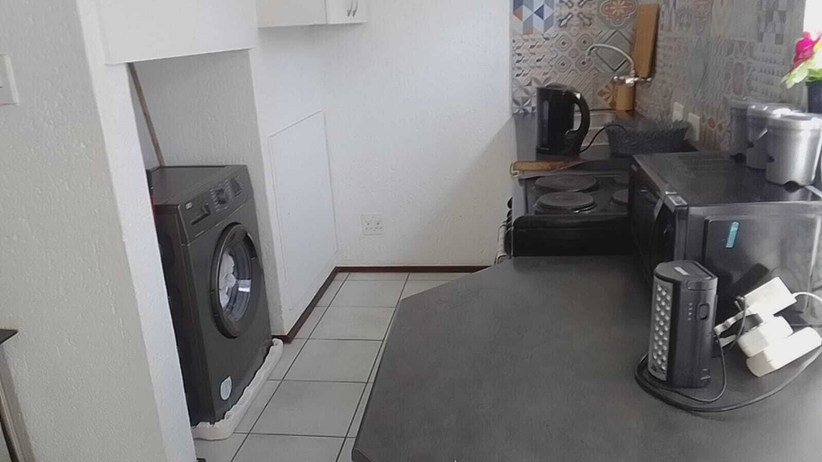 Others 5, One Bedroom Unit In Central Sandton, City of Johannesburg