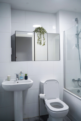 Bathroom 2, 40percent off Monthly /2 Bedroom apt / City Centre, Swindon