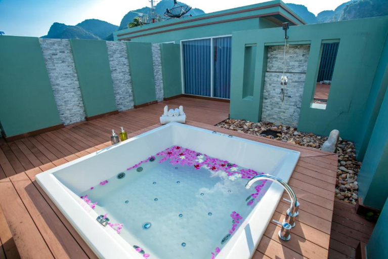 Bathroom 5, Phi Phi Harbour View Hotel, Mueang Krabi
