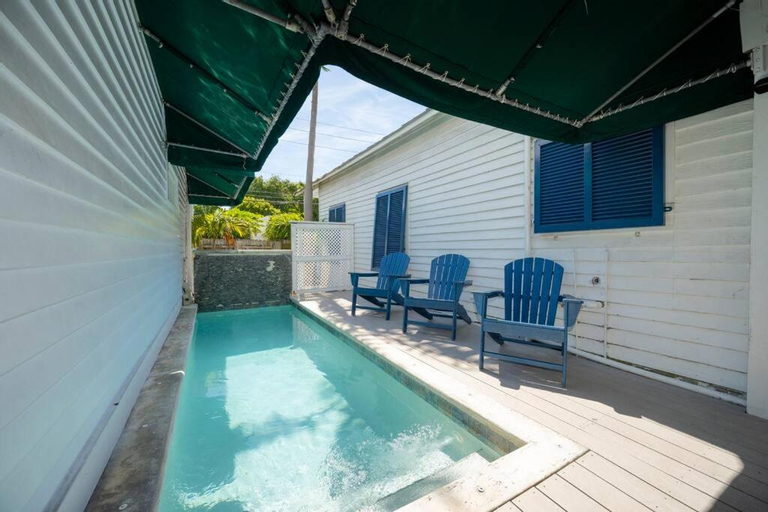 Sport & Beauty 4, Just steps to Duval- Sleeps 10- Heated Pool House, Monroe