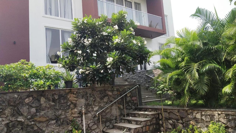 Exterior 9