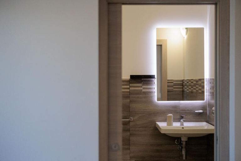 Bathroom 4, Fuori Rotta, Syracuse