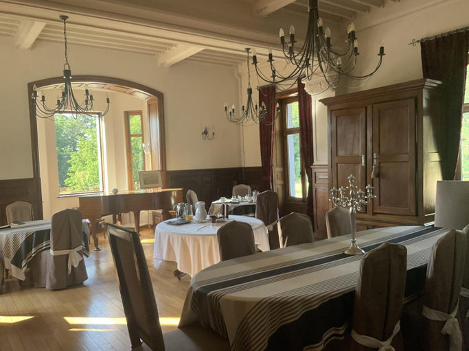 Food & Drinks, Chateau Tout Y Fault, Allier