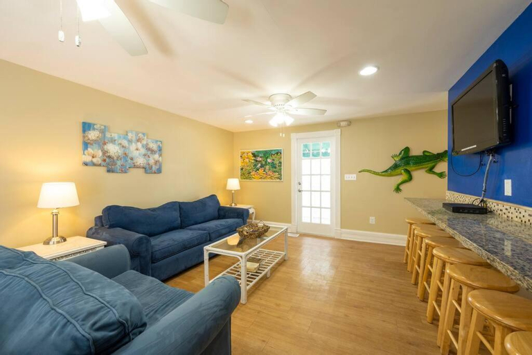 Others 5, Just steps to Duval- Sleeps 10- Heated Pool House, Monroe