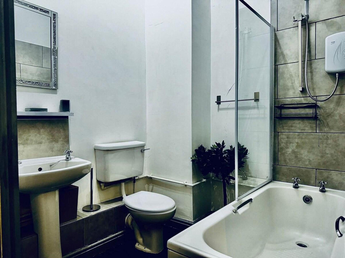 Bathroom 2, Captivating 2-bed Apartment in Liverpool, Sefton
