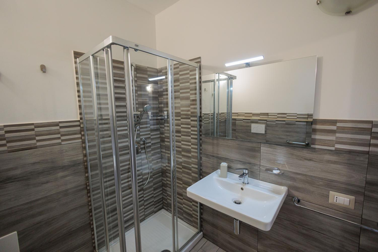 Bathroom 4, Fuori Rotta, Syracuse