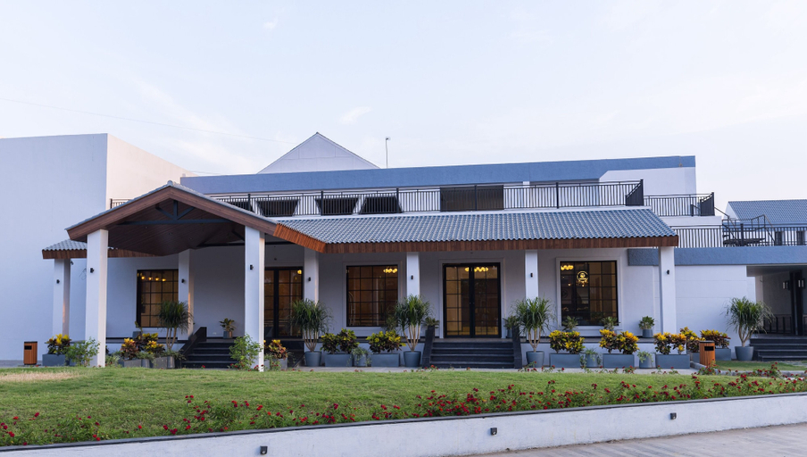 Exterior & Views