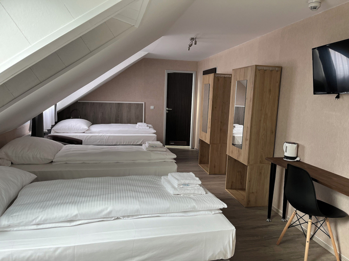 Bedroom 2, Skyline Hotel, Region Hannover