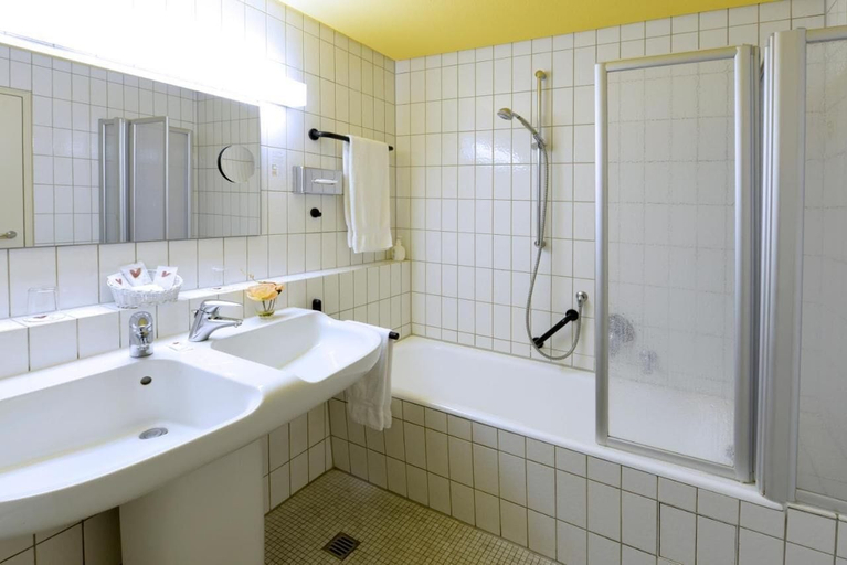 Bathroom 5, Hotel Sonne Eintracht Achern, Ortenaukreis