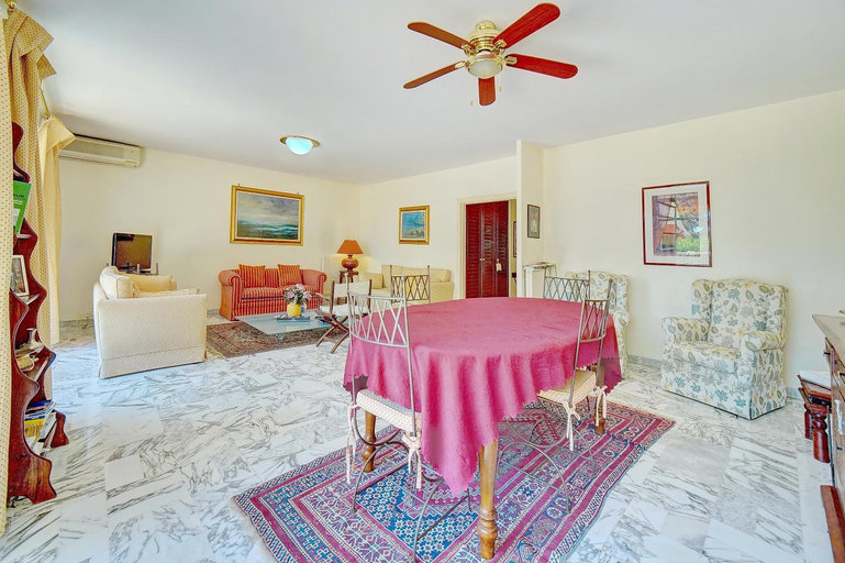 Restaurant 5, comfortable, superb south terrace, Alpes-Maritimes