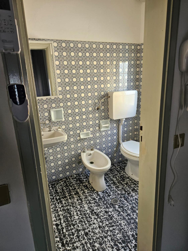 Bathroom 5, Paper moon, Rimini