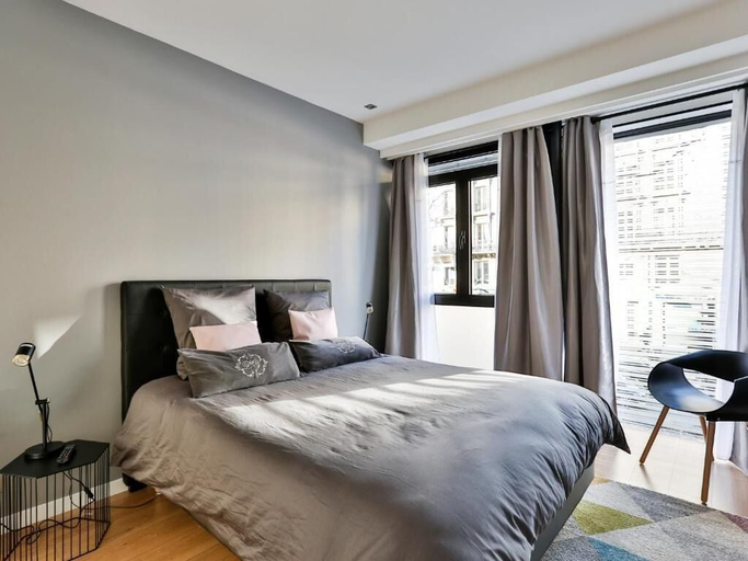 Bedroom 3, Blue Night International 110, Paris