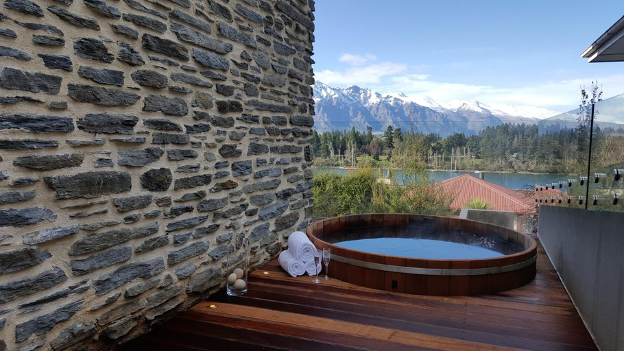 Hot tub, Forty Two by Amazing Accom, Queenstown-Lakes