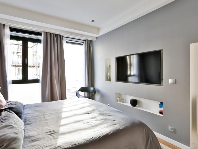 Bedroom 5, Blue Night International 110, Paris