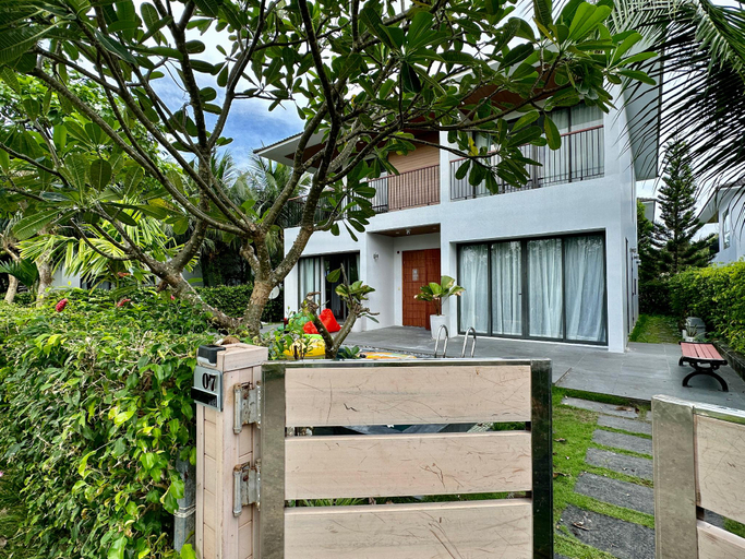 Exterior & Views