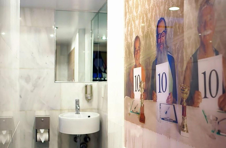Bathroom 4, Pod 51, New York